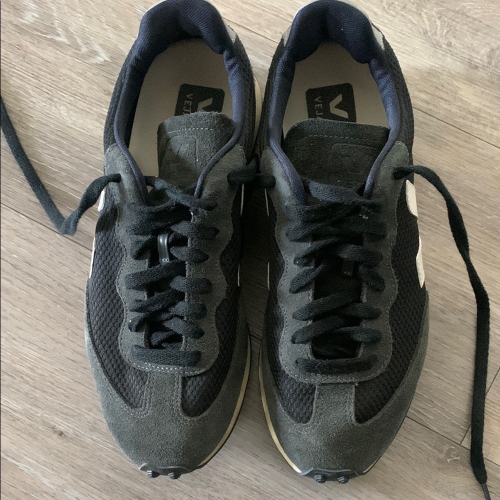 Veja Black and White Sneakers Classic Design - Picture 2 of 8